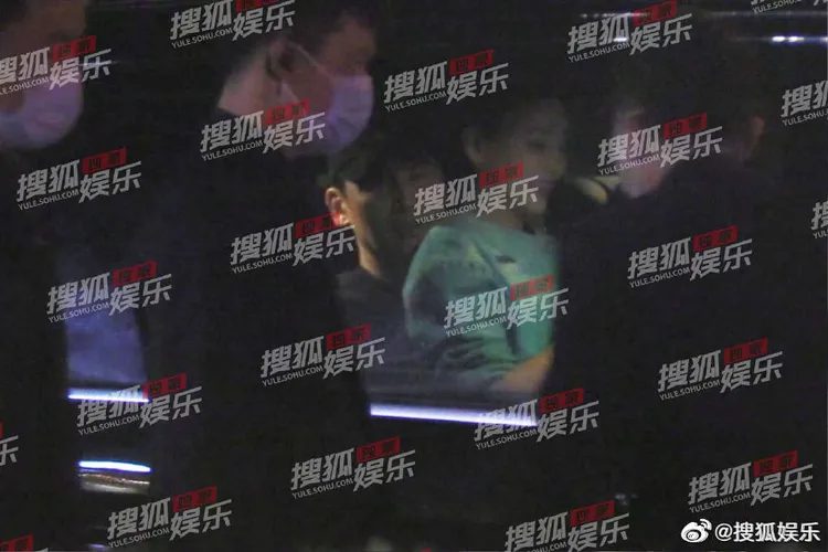 《搜狐娛樂》2021年7月刊登于曉光被美女坐在腿上的偷拍報導。翻攝搜狐娛樂微博