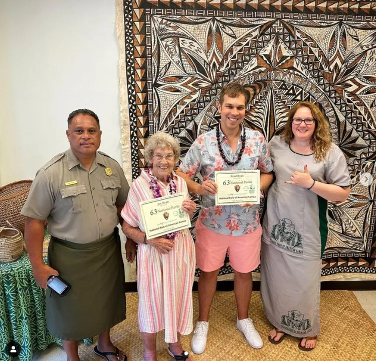 雷恩和孫子布萊德上周造訪美屬薩摩亞國家公園，並獲證書。翻攝IG/grandmajoysroadtrip