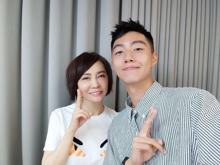 蔡凡熙（右）剛退伍那年，柴智屏歡迎他回到公司報到。翻攝柴智屏臉書