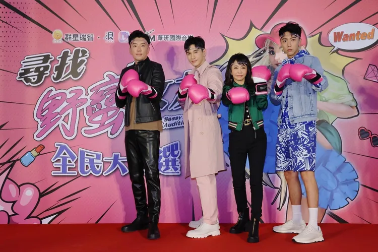 柴智屏（右二）改編韓劇記者會上，旗下蔡凡熙（右起）和張立昂、段鈞豪站台。翻攝柴智屏臉書