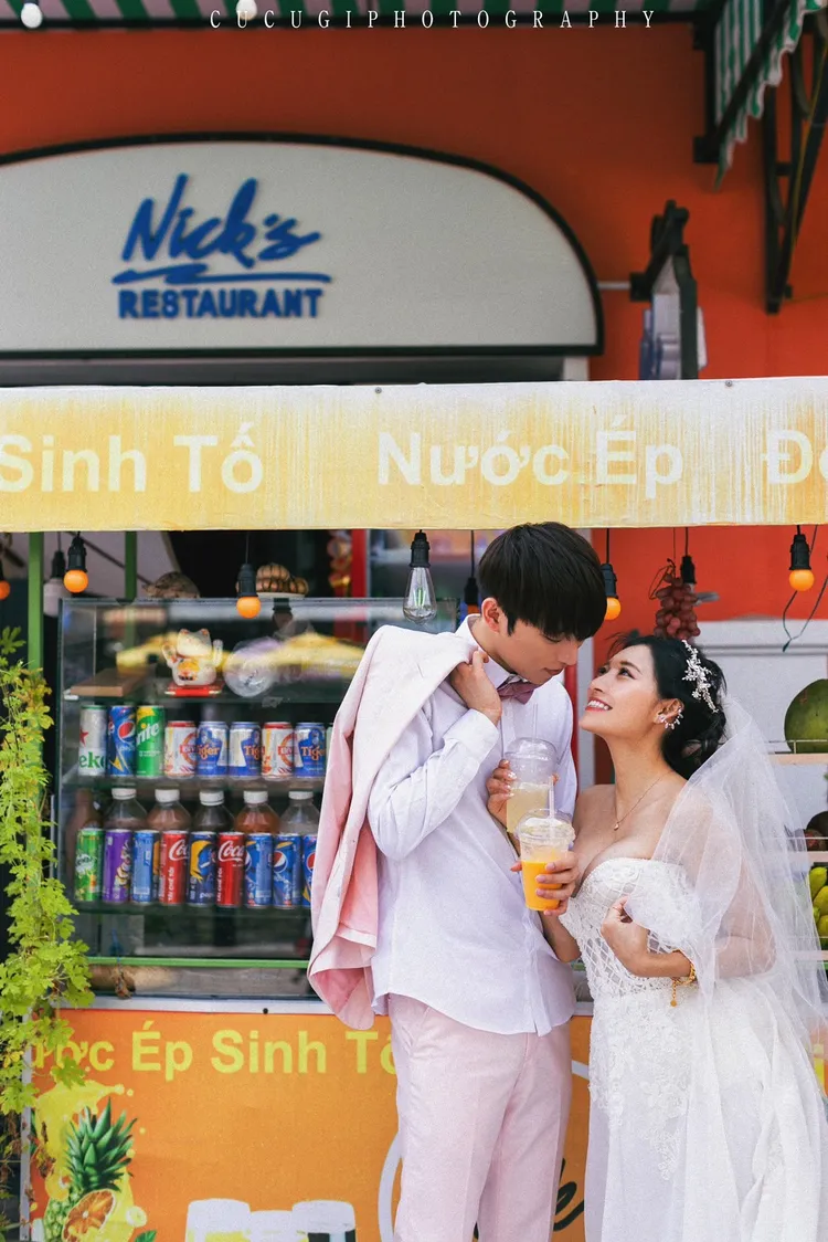 祈錦鈅跟老公在越南街頭取景，留下充滿異國風情的照片。祈錦鈅提供