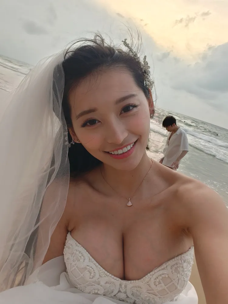 祈錦鈅身披爆乳白紗。祈錦鈅提供