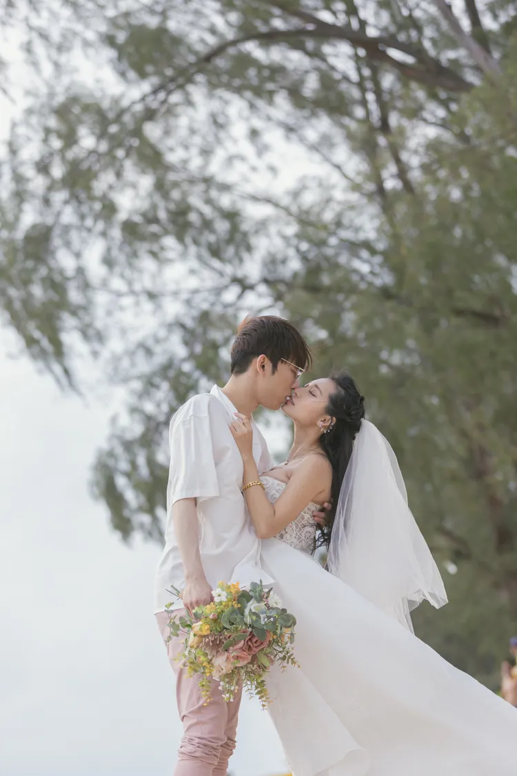 祈錦鈅跟老公在越南深情擁吻。祈錦鈅提供