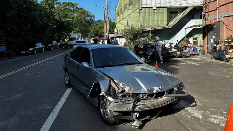 違規跨越雙黃線欲左轉的肇事車。新店警分局提供