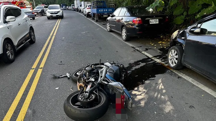 蘇男重機滑行後撞上停在路旁轎車。新店警分局提供