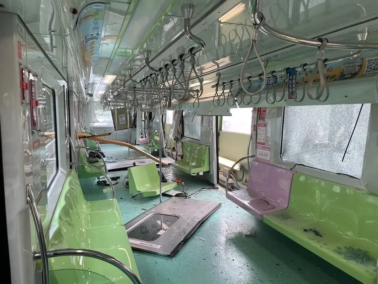 車廂內部狼籍。讀者提供