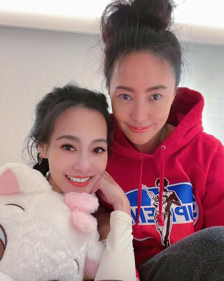 關穎（右）和王思佳是閨蜜姊妹。翻攝kwanterri IG