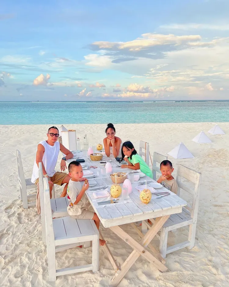 關穎一家5口正在享受馬爾地夫的海天美景和悠然時光。翻攝kwanterri IG
