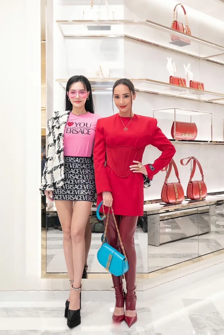 王思佳（左）和關穎去年曾連袂出席義大利精品VERSACE台北101店開幕派對。品牌提供