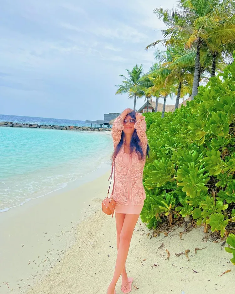 關穎度假的時尚行頭琳瑯滿目。翻攝kwanterri IG