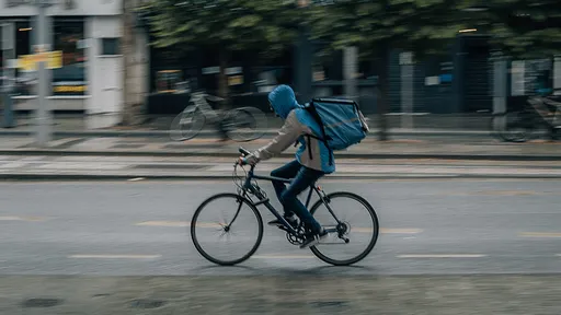 外送員沒錢找「報警抓女客人」　兩派激辯誰該去換錢