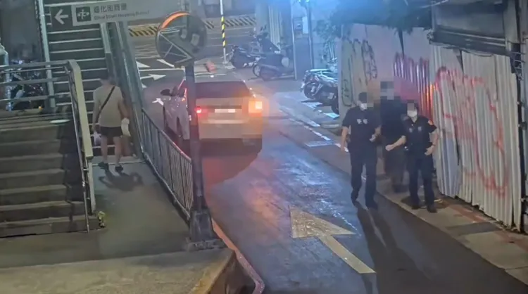 警方將隨意塗鴉的宋男帶回派出所。翻攝畫面