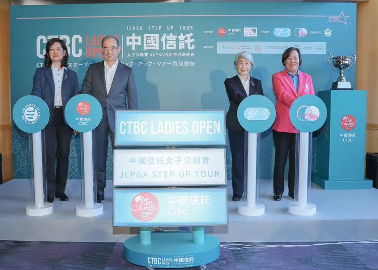 中國信託金控副董事長陳國世（左二）、JLPGA副會長小田美岐（右二）、TLPGA理事長劉依貞（右一）、東方高爾夫俱樂部總經理郭秋琳（左一）進行啟動儀式。    中國信託銀行提供