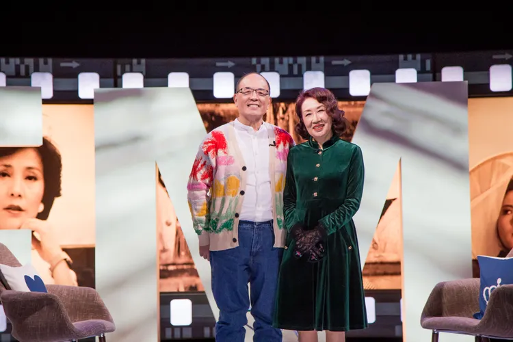 主持人藍祖蔚及編劇陳家昱（右）開心合照。國家影視聽中心提供