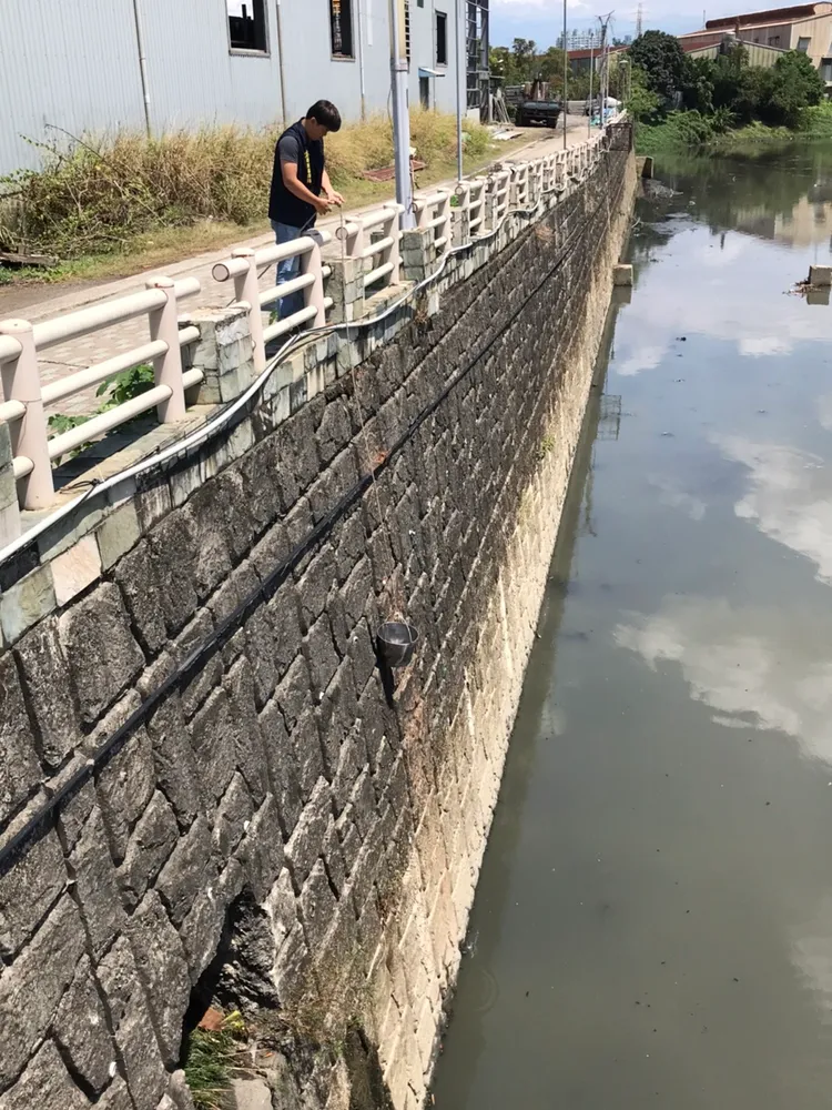 鳳山溪水質採樣。環保局提供