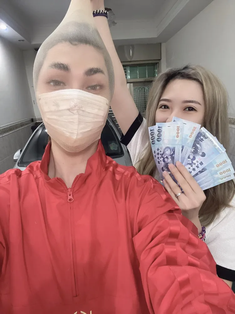 曾樂兒過去臉書時常有和先生的互動，但近來她較少發合照外，也要人不要再叫她口罩嫂，看似感情有了變化。引自曾樂兒臉書