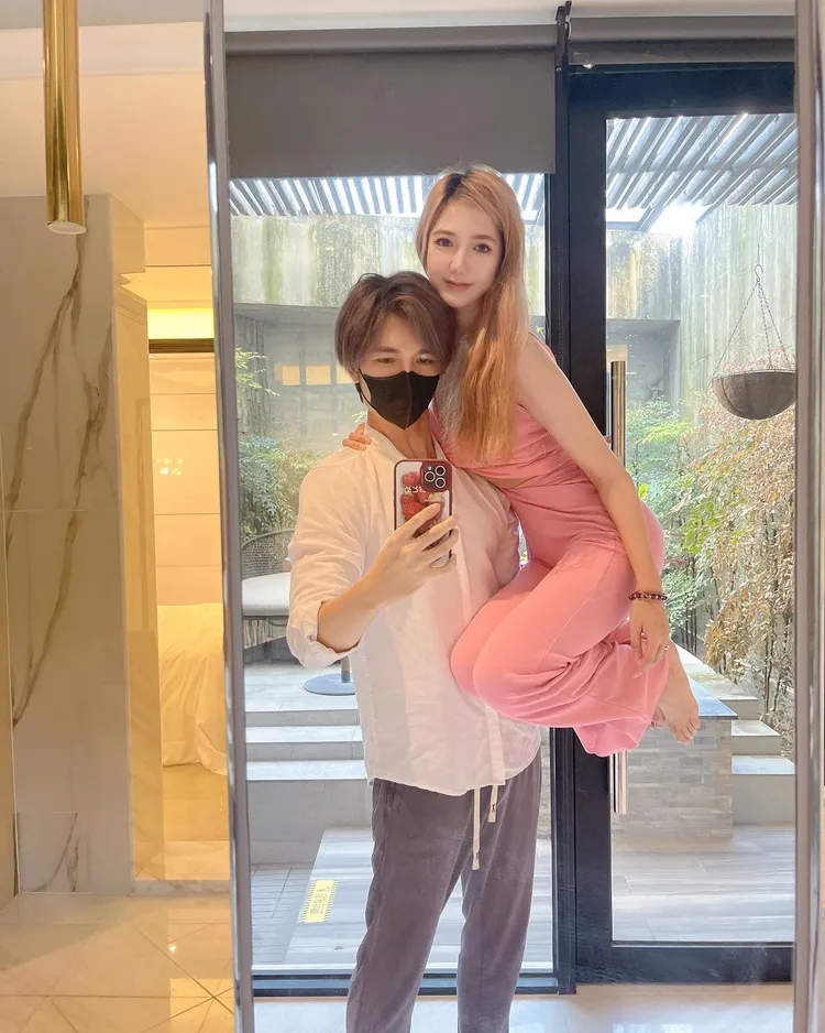 夫妻兩人過往常臉書曬恩愛，閃瞎網友。引自口罩男臉書