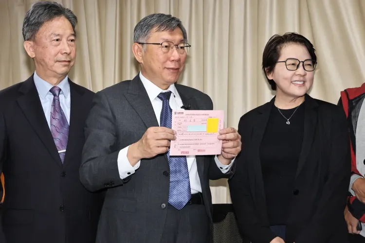 民眾黨主席柯文哲8日正式登記參加黨內總統初選。施昂強攝