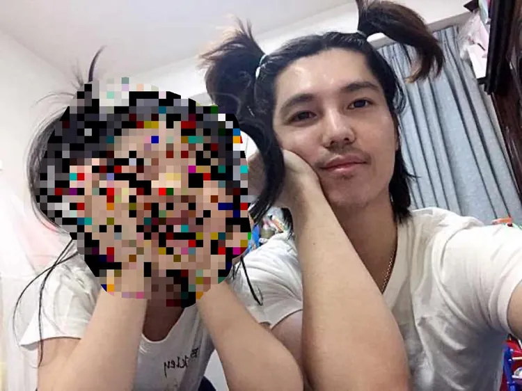 口罩男跟愛女一起紮雙馬尾。翻攝自臉書「爆廢公社二館」