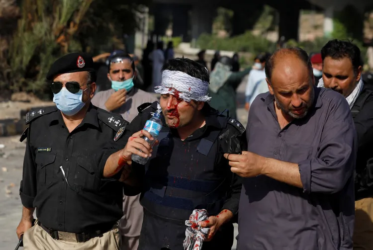 巴基斯坦西北部白夏瓦市，一名警員在與抗議者的衝突中受傷。路透社