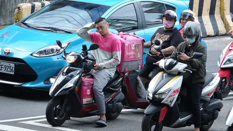 外送員是撐起外送產業鏈的功臣之一。莊宗達攝