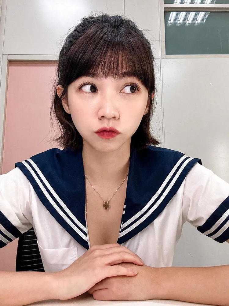 曾智希嘟學生制服清純打扮，與深V事業線呈反差萌。翻攝自曾智希臉書