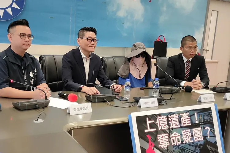 賴姓高中生的母親（右2）不相信兒子會與夏姓代書之子登記同婚，懷疑對方覬覦兒子繼承的5億房產，謀財害命。賴順仁辦公室提供