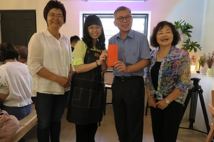 陳彥蓉捐贈1萬元紅包，由部立彰化醫院院長曾孔彥代為轉交。部立彰化醫院提供