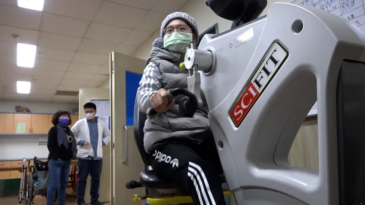 陳彥蓉不放棄美好人生，積極進行復健。部立彰化醫院提供