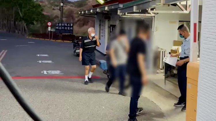 趙玉柱(最後)一頭白髮，身形較為清瘦。讀者提供