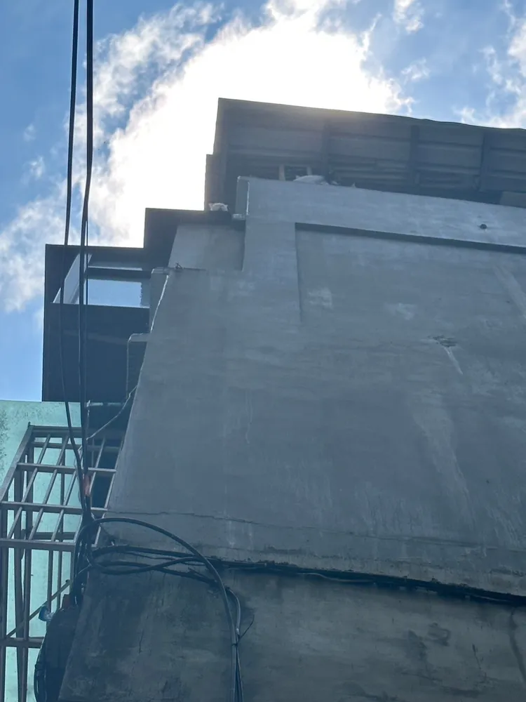 貓咪卡在屋簷上。翻攝畫面