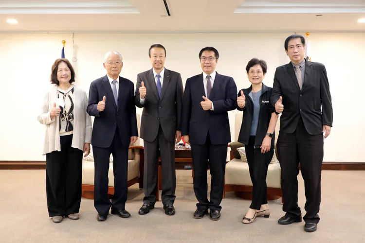 日本加賀市率團拜會黃偉哲。市府提供