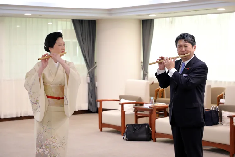 金澤市長吹奏橫笛。市府提供