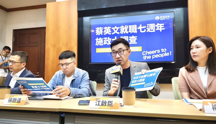 江啟臣、立委參選人羅智強、北市議員柳采葳、青年代表張致遠及詹凱淇出席記者會。林林攝