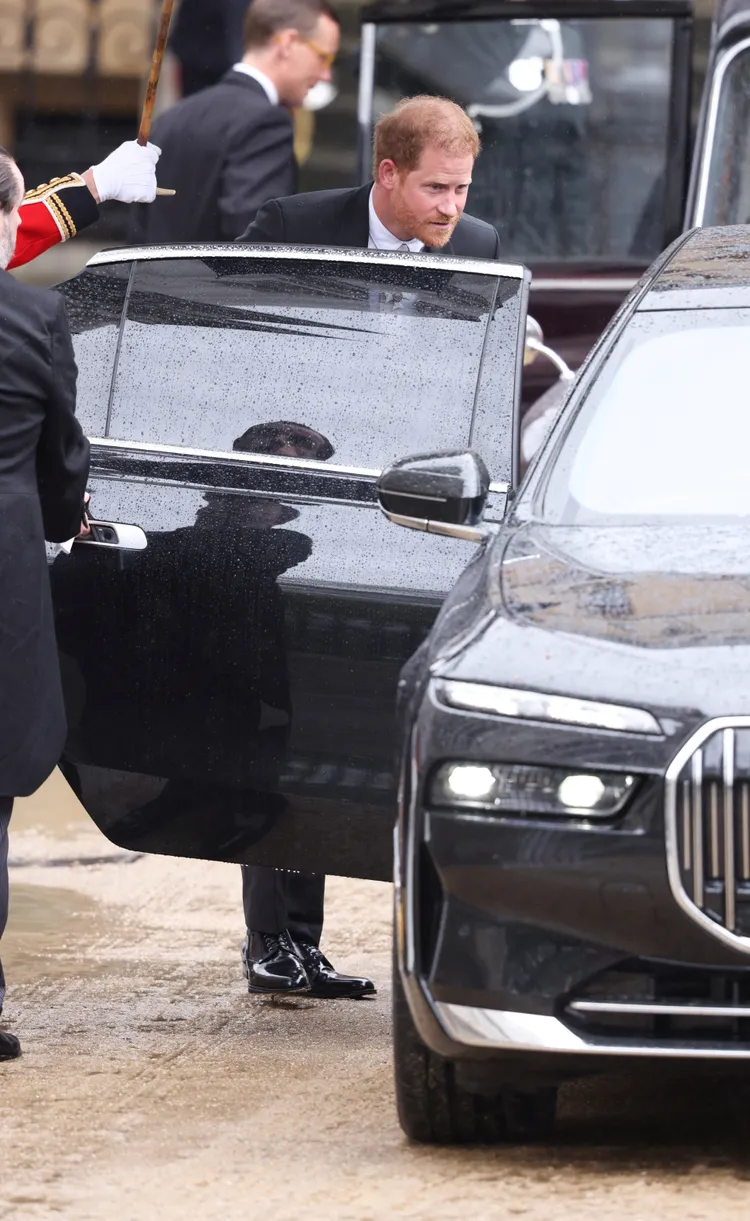 哈利搭車離去。路透社