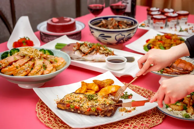 巨蛋宴會廳推出的風沙酥香豬肋排，以粵菜避風塘的料理烹調手法呈現，一旁還搭以炸薯塊，大小朋友都喜歡。業者提供