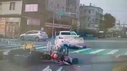 老翁開車螃蟹起步　機車閃避不及釀2傷