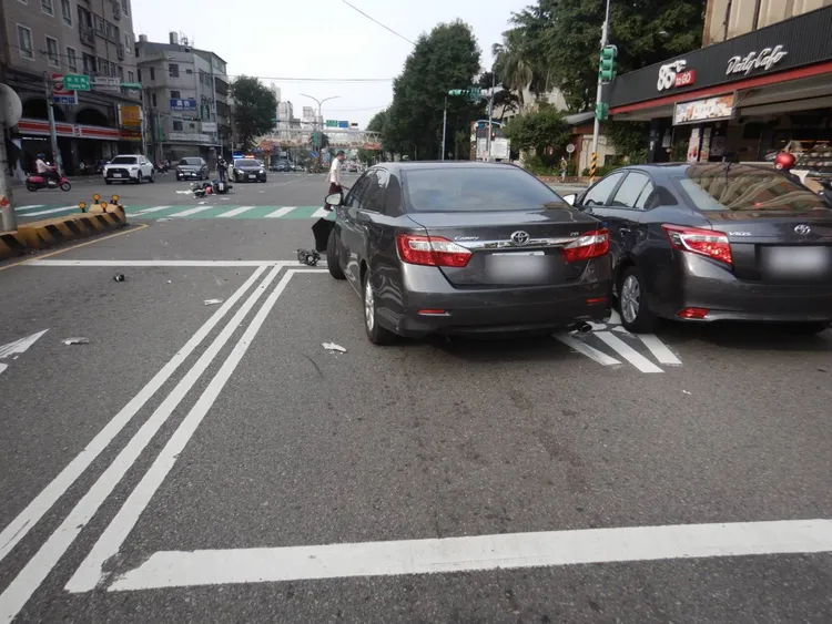 老翁開車由路邊直切內側車道。平鎮警分局提供