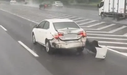 國道「變形金鋼」大雨中疾行 影片曝光!網友驚:撞成這樣還開?