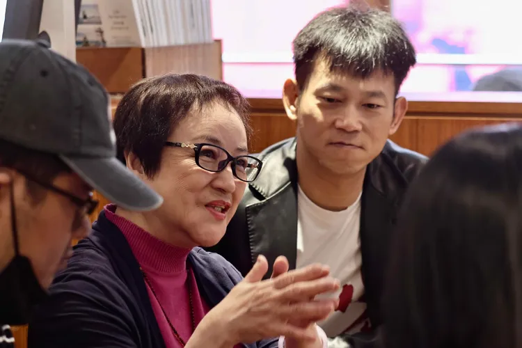  顏正國（右）、 陳秋燕力推《油麻菜籽》全新數位修復版。施昂強攝