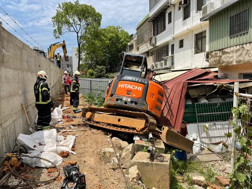 台鐵平鎮臨時站先期工程　工安意外！挖掘機翻覆壓死1工人