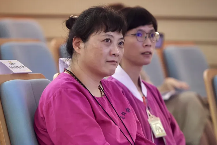 急診護理師楊淑娟（左起）與蔡慧卿。林林攝