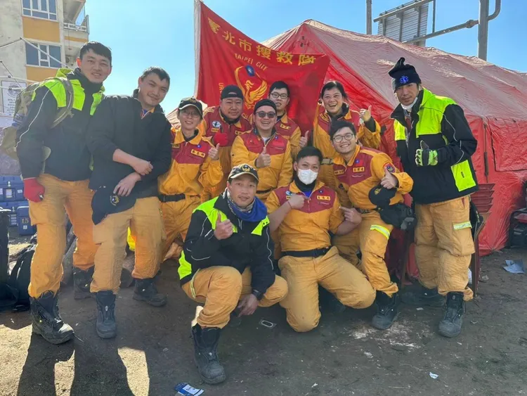 蔡慧卿(後排左3)和楊淑娟(後排右2)參與土耳其救災。北榮提供