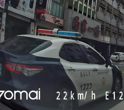 尷尬！才要洗刷行人地獄臭名　台南警車被抓包沒禮讓行人