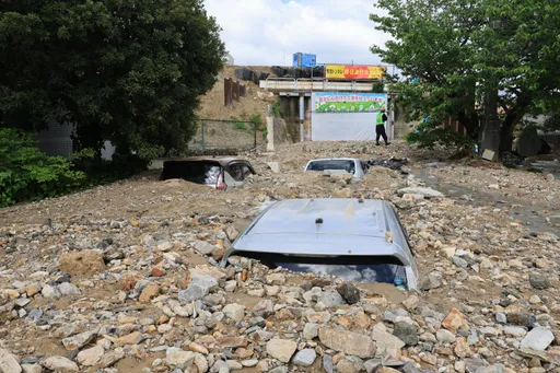 大阪近郊城市因豪雨潰堤　　多輛汽車慘遭泥沙掩埋