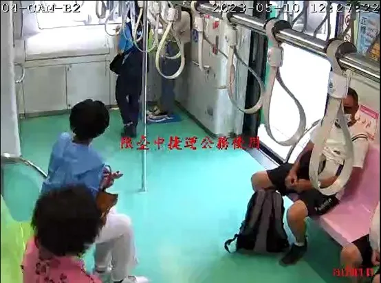 隨車員進入車廂。中捷提供