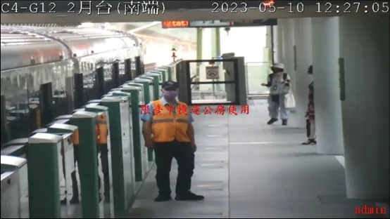 列車進站停妥2月台，吊車吊臂掉落軌道區。中捷提供