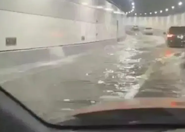 中國網友將隧道內淹水的畫面上傳網路，並表示開得心驚膽跳，「活著開出來真好」。翻攝微博/大連灣海底隧道