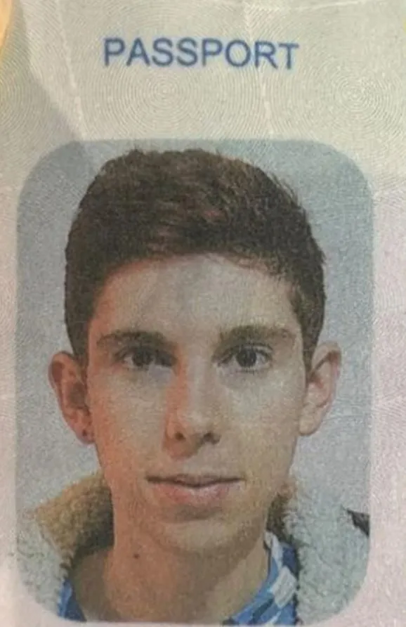 他的護照相片。翻攝TikTok