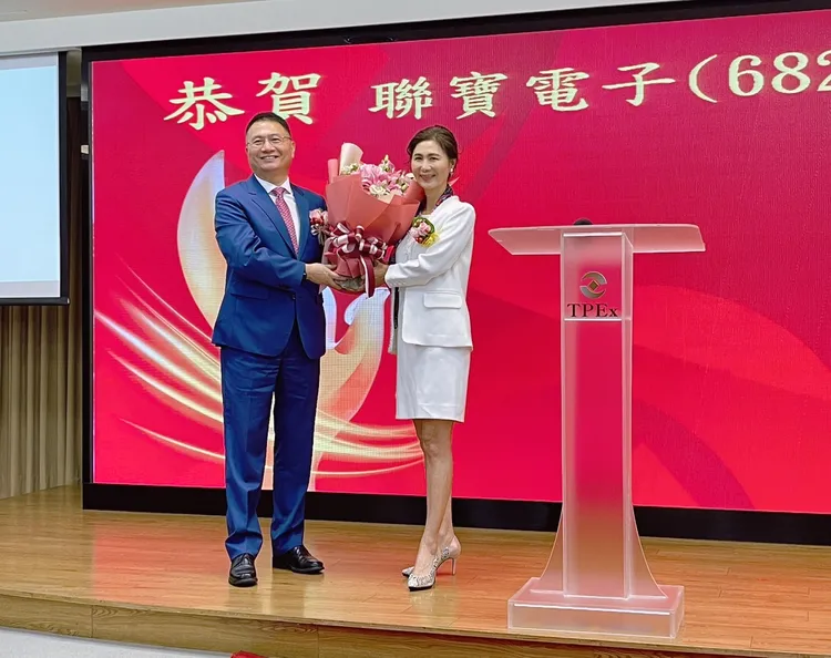 圖右為聯寶電子董事長譚明珠、左為總經理譚偉傑。